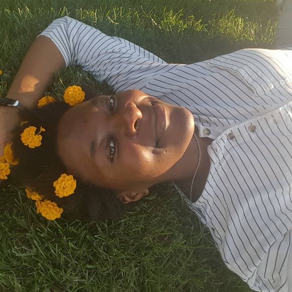 Meet your posher, Yvette - Picture 3 of 3